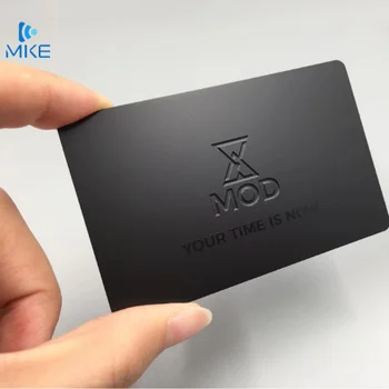 нанесенная УФ-тиснением визитная карточка из толстого металла с матовой черной фольгой