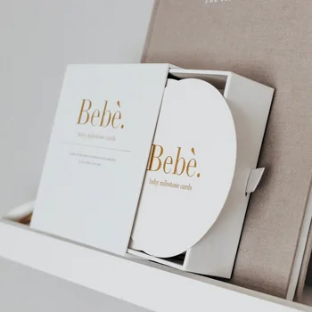 Изготовленный на заказ Оптовый подарочный набор для новорожденных из бумаги с золотой фольгой, Круглая коробка для открыток Baby Milestone