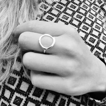 Индивидуальные круглые полые Геометрические кольца для женщин Изысканное кольцо из нержавеющей стали Модная пара Изящных ювелирных аксессуаров