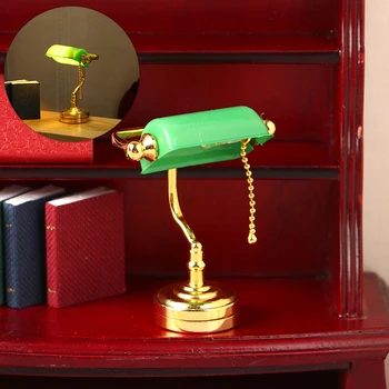 Миниатюрная настольная лампа для кукольного домика 1: 12 Светодиодная лампа Green Postman Light Освещение Модель мебели для дома Декор Игрушки Аксессуары для кукольного домика